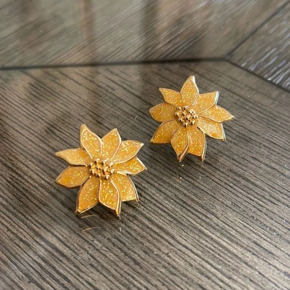 Vintage AVON 1987 White Christmas Poinsettia Pierced Earrings Festive Holiday